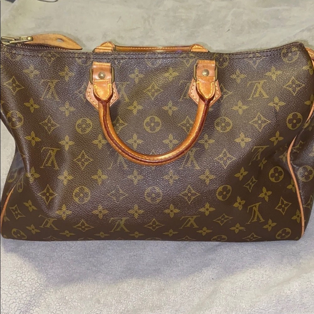 Louis Vuitton handbag. Speedy 40 Authentic
